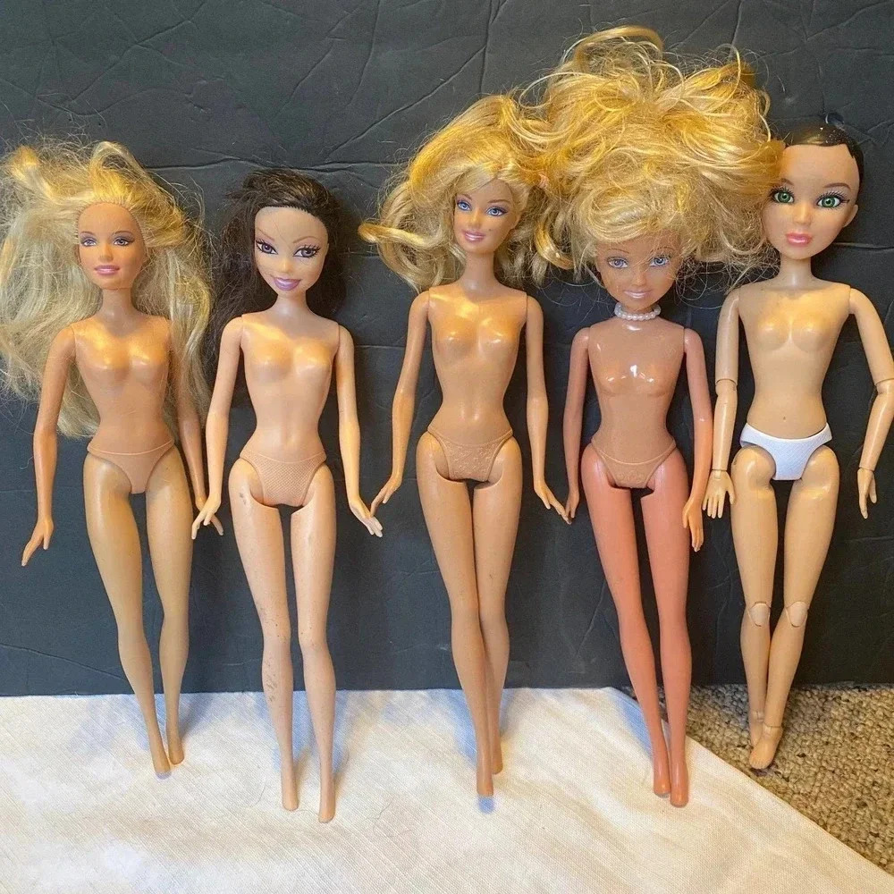 5 pieces lot of Barbie Mattel and other dolls